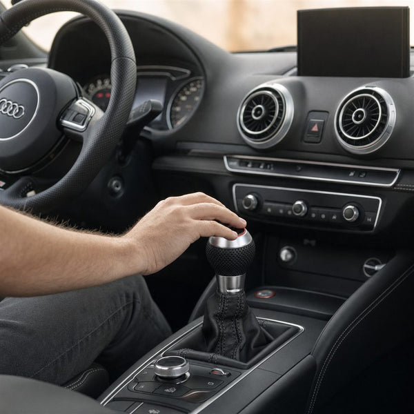 Main du conducteur sur le pommeau de boîte automatique Audi RSQ3, levier bien droit, dans un habitacle Audi