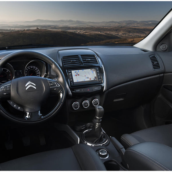 Planche de bord d'un Citroën C4 Aircross avec écran GPS et levier de vitesse manuel à soufflet