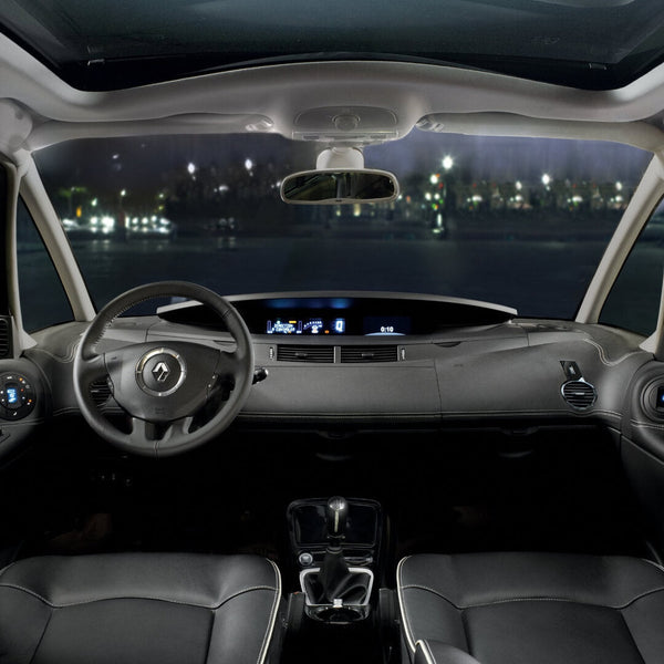 Habitacle d'un Renault Espace 4 de nuit : planche de bord, sièges cuir et levier de vitesse manuel sur la console centrale