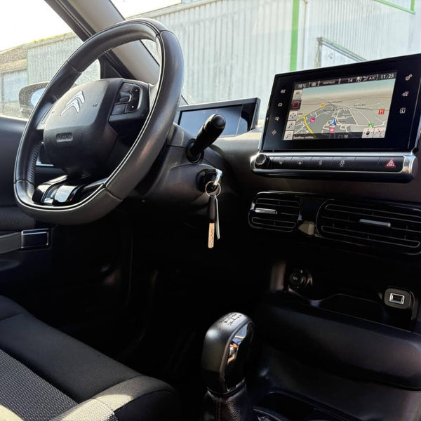 Poste de conduite d'une Citroën C4 Cactus : volant, écran tactile et pommeau de vitesse au premier plan