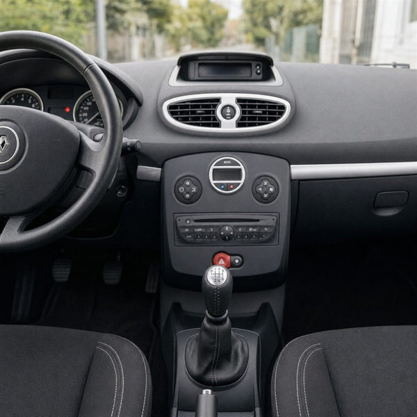 Pommeau de vitesse Clio 3 boîte 6 monté droit sur le levier, dans l'habitacle d'une Renault Clio III