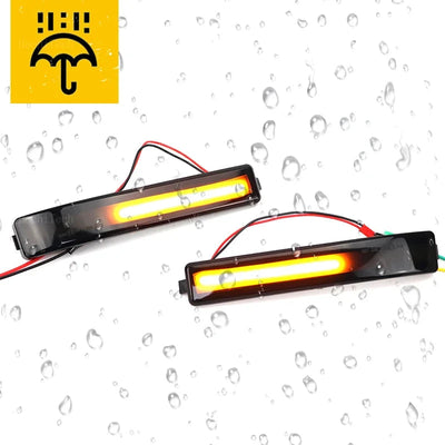 Paire de clignotants dynamiques Ford F150 SVT Raptor sous la pluie, bandeau orange allumé