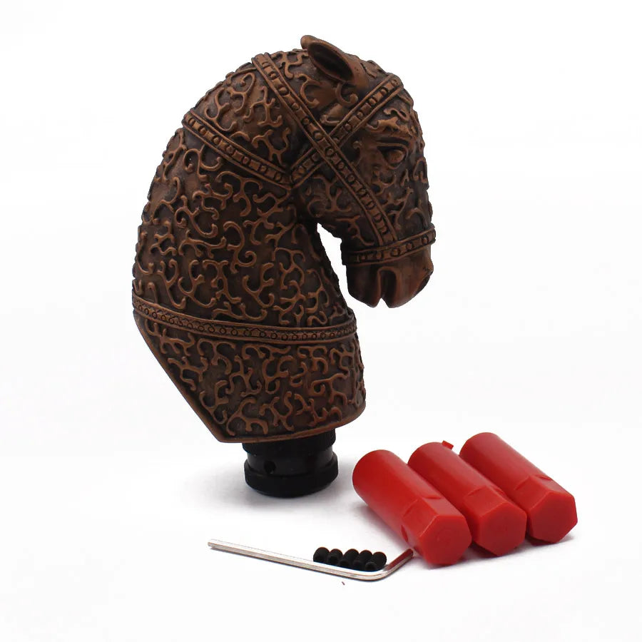 Pommeau de vitesse original en forme de tête de cheval, de couleur marron.