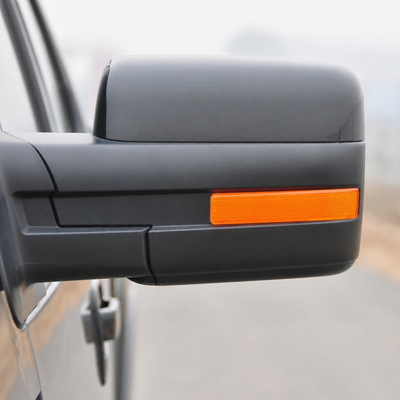 Clignotant dynamique Ford F150 SVT Raptor monté sur un rétroviseur d'origine, bandeau orange allumé