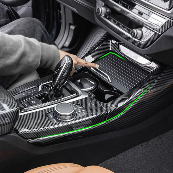 Garniture console centrale carbone montée sur BMW X3 G01 autour du sélecteur, du rangement et de l'iDrive