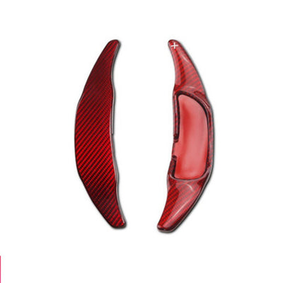 Palette au volant Mercedes de couleur rouge.
