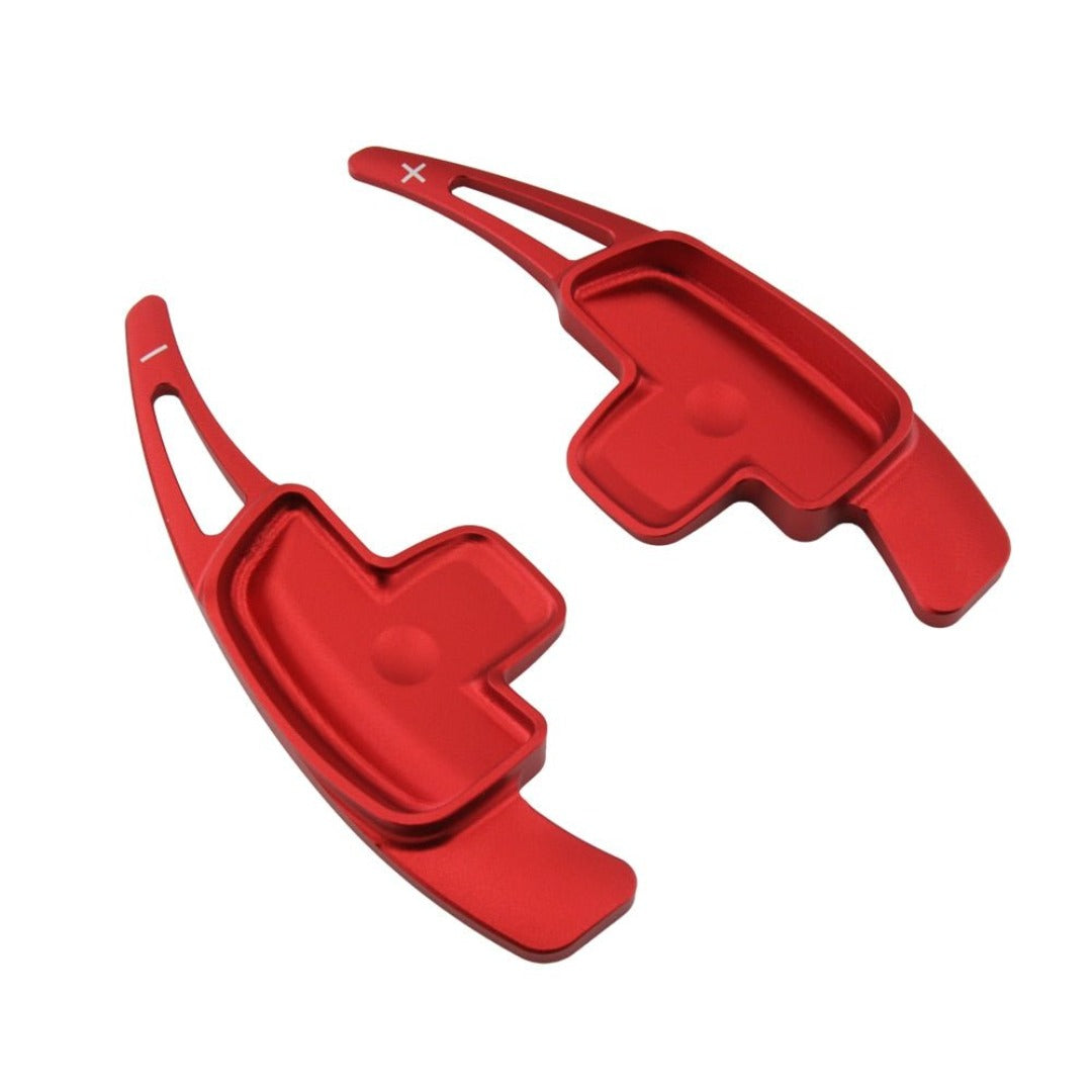 Extension de palette au volant Mercedes SL de couleur rouge.