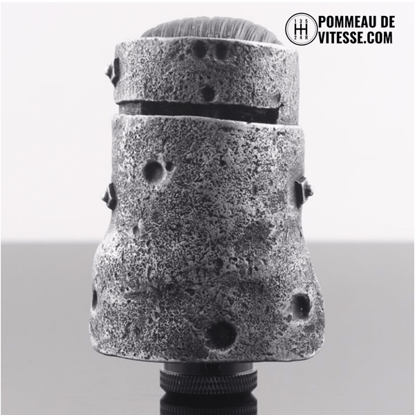 Pommeau de vitesse casque de chevalier en résine effet pierre, vu de face avec sa fente de visière