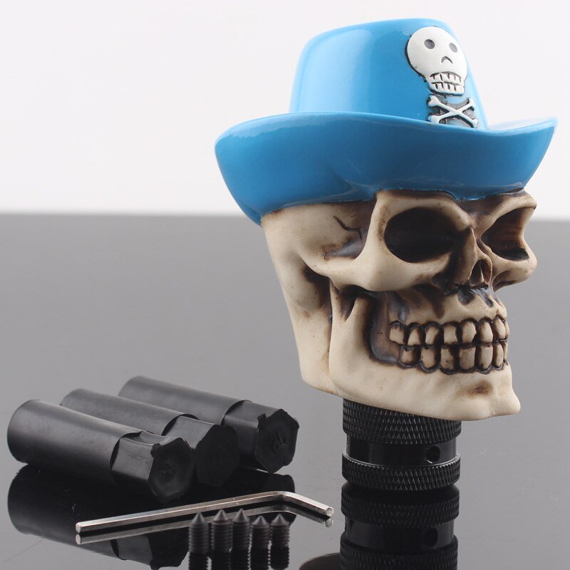 Pommeau de vitesse tête de mort avec chapeau de capitaine pirate.