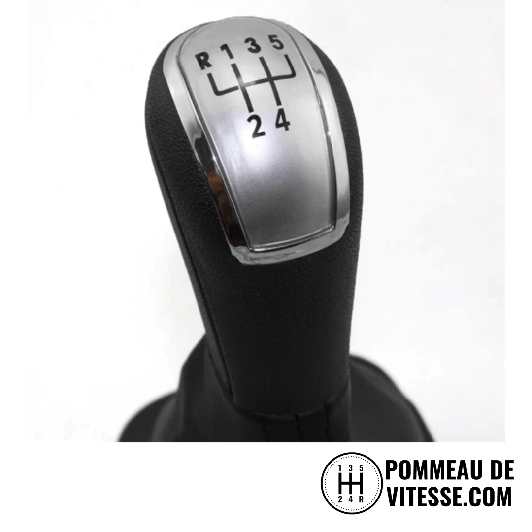 Pommeau de vitesse Skoda noir à pastille argentée, grille 5 rapports marche arrière en haut à gauche