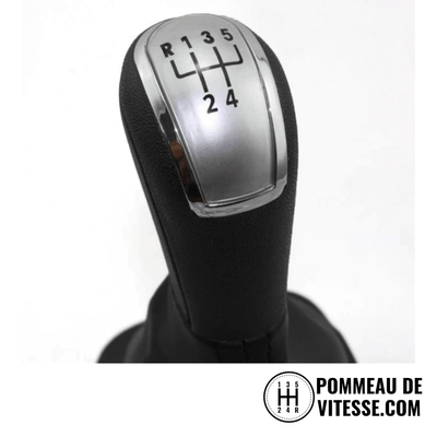 Pommeau de vitesse Skoda noir à pastille argentée, grille 5 rapports marche arrière en haut à gauche