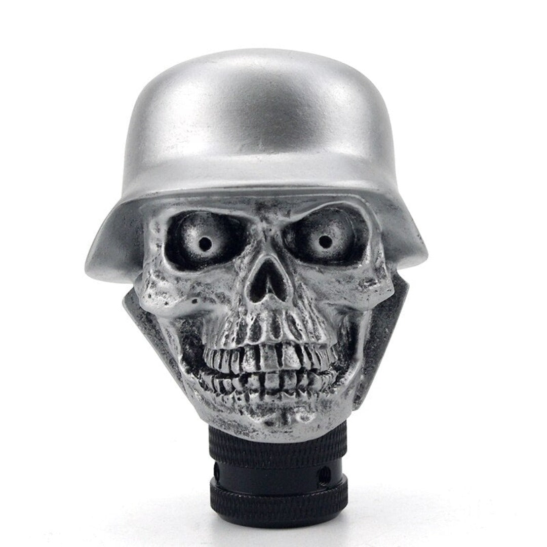 Pommeau de vitesse tête de mort couleur gris, accompagné d'un chapeau sur la tête de mort.