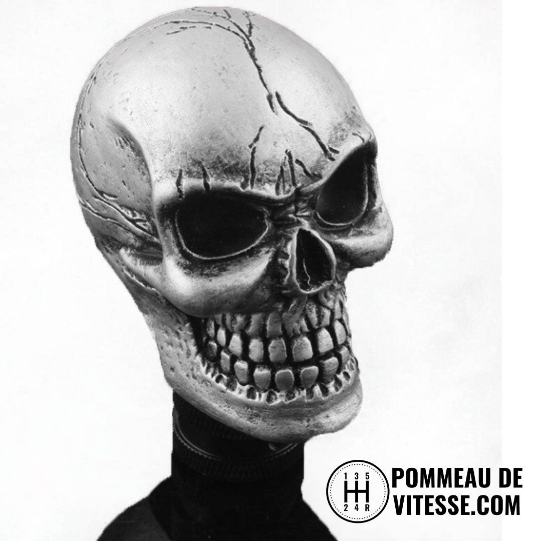 Pommeau de vitesse tête de mort MK4 de couleur gris, vu de profil.