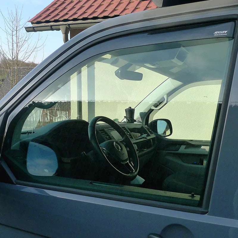 Installation de déflecteur d'air sur vitre de voiture.