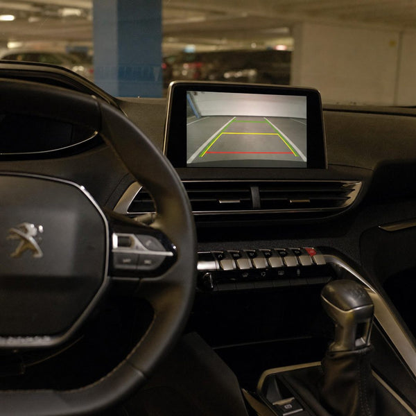 Écran d'une Peugeot 5008 affichant l'image de la caméra de recul et ses lignes de guidage