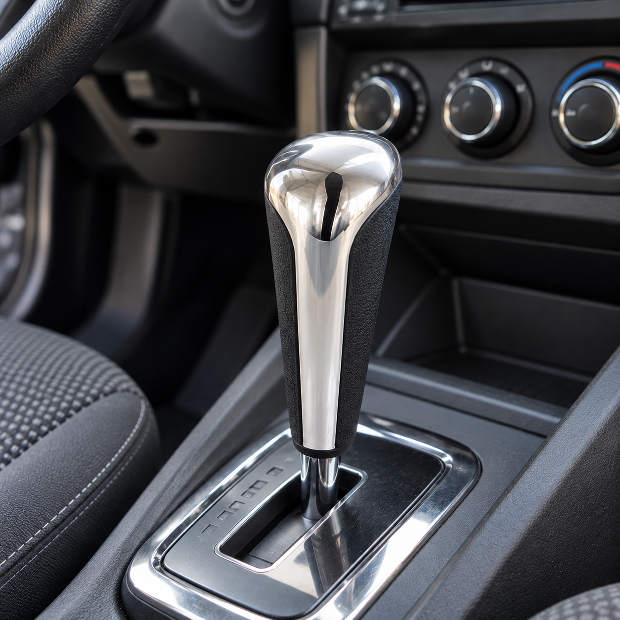 Pommeau de vitesse 207 automatique chromé posé sur la console