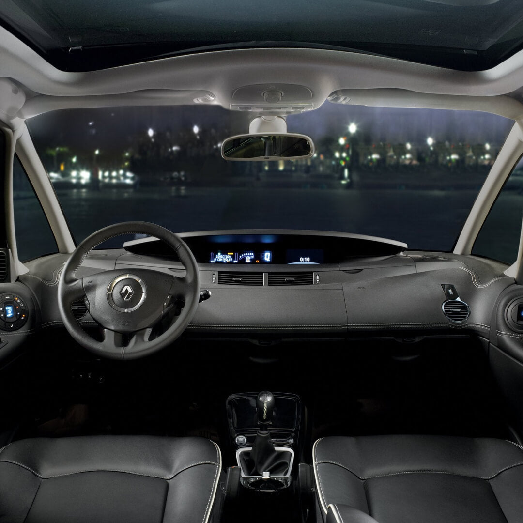 Habitacle d'un Renault Espace 4 de nuit : planche de bord, sièges cuir et levier de vitesse manuel sur la console centrale