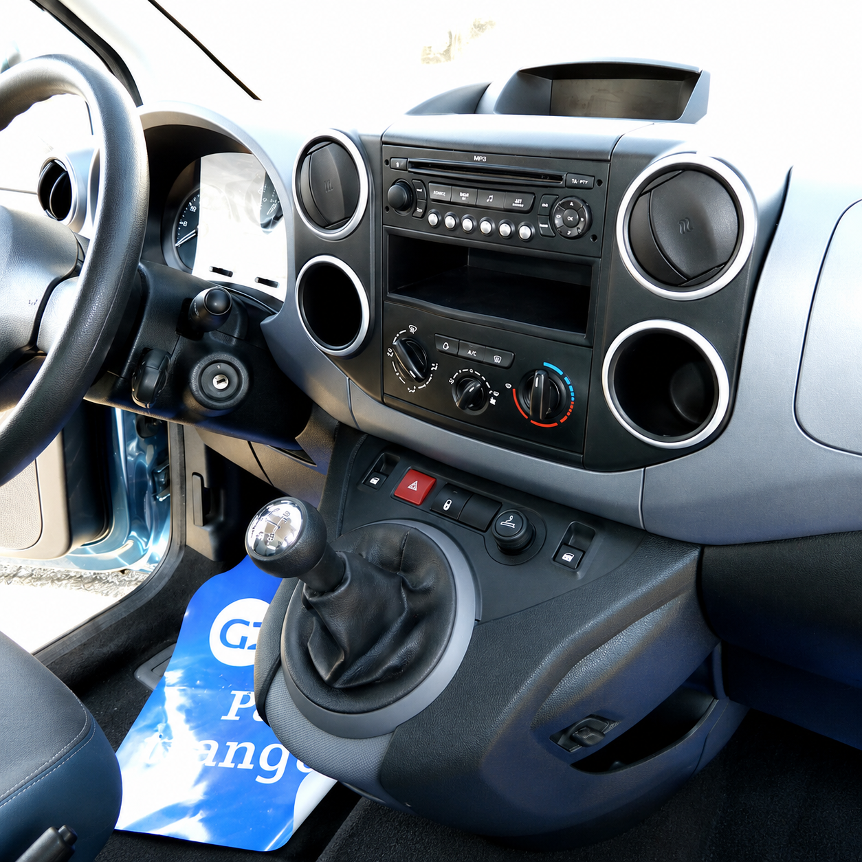 intérieur Peugeot Partner Tepee avec pommeau de vitesse et levier de vitesse Peugeot Partner Tepee