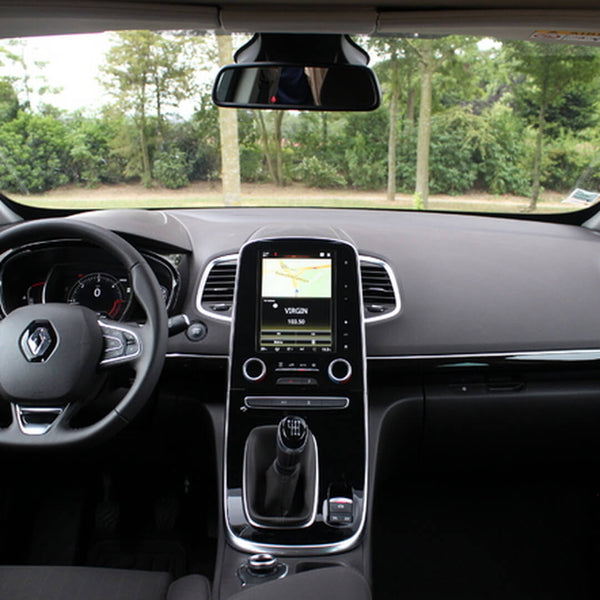 Intérieur d'un Renault Espace 5 avec grand écran tactile vertical et levier de vitesse manuel à soufflet