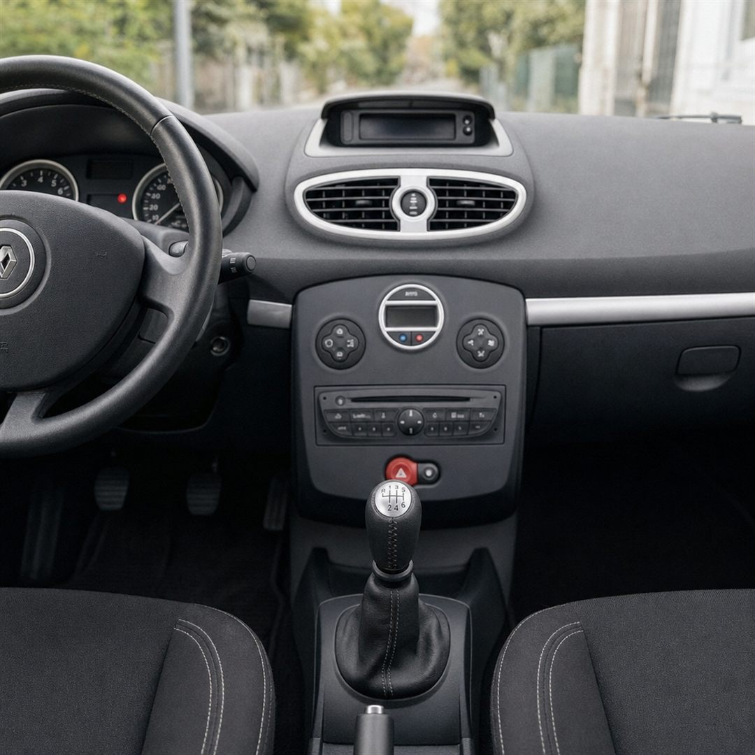 Pommeau de vitesse Clio 3 boîte 6 monté droit sur le levier, dans l'habitacle d'une Renault Clio III
