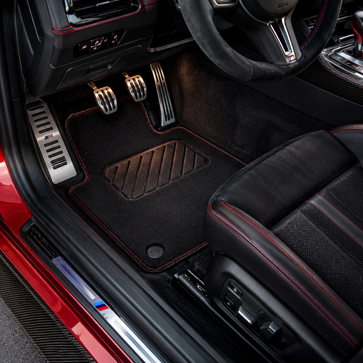 Tapis de sol voiture sport premium installé dans l'habitacle d'une voiture haut de gamme avec pédales aluminium et intérieur noir