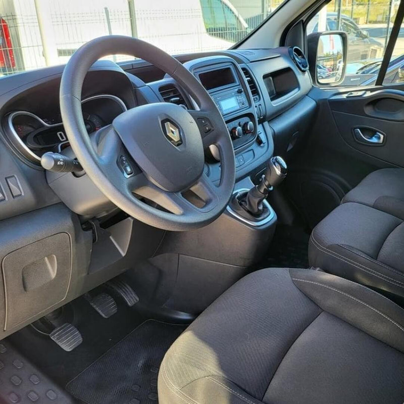 Intérieur d'un Renault Trafic 3 avec son pommeau de vitesse changé
