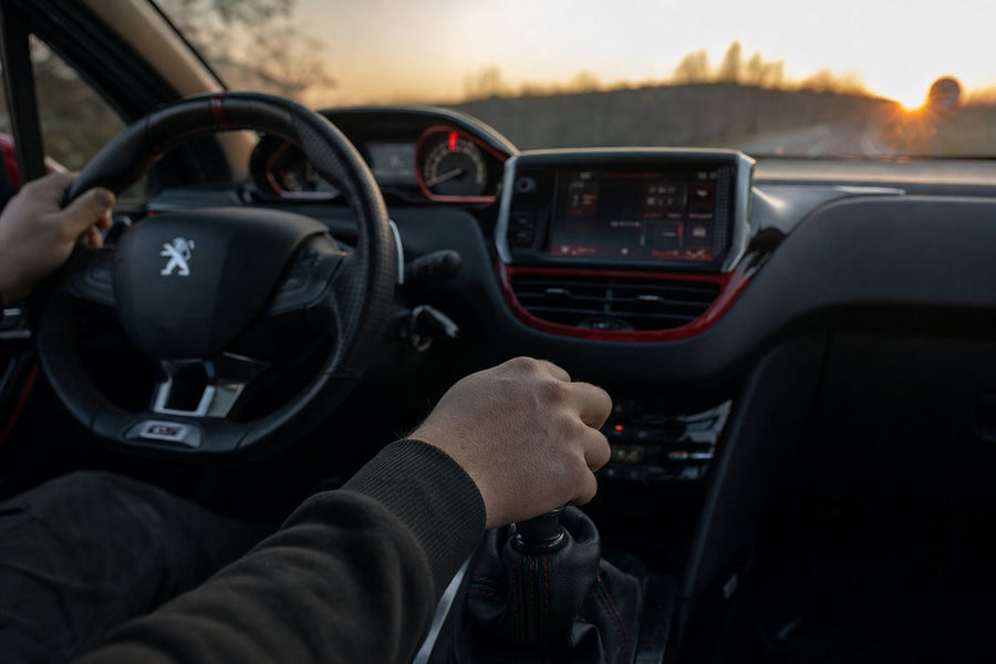 Pommeau de vitesse dans une Peugeot 208 GTi