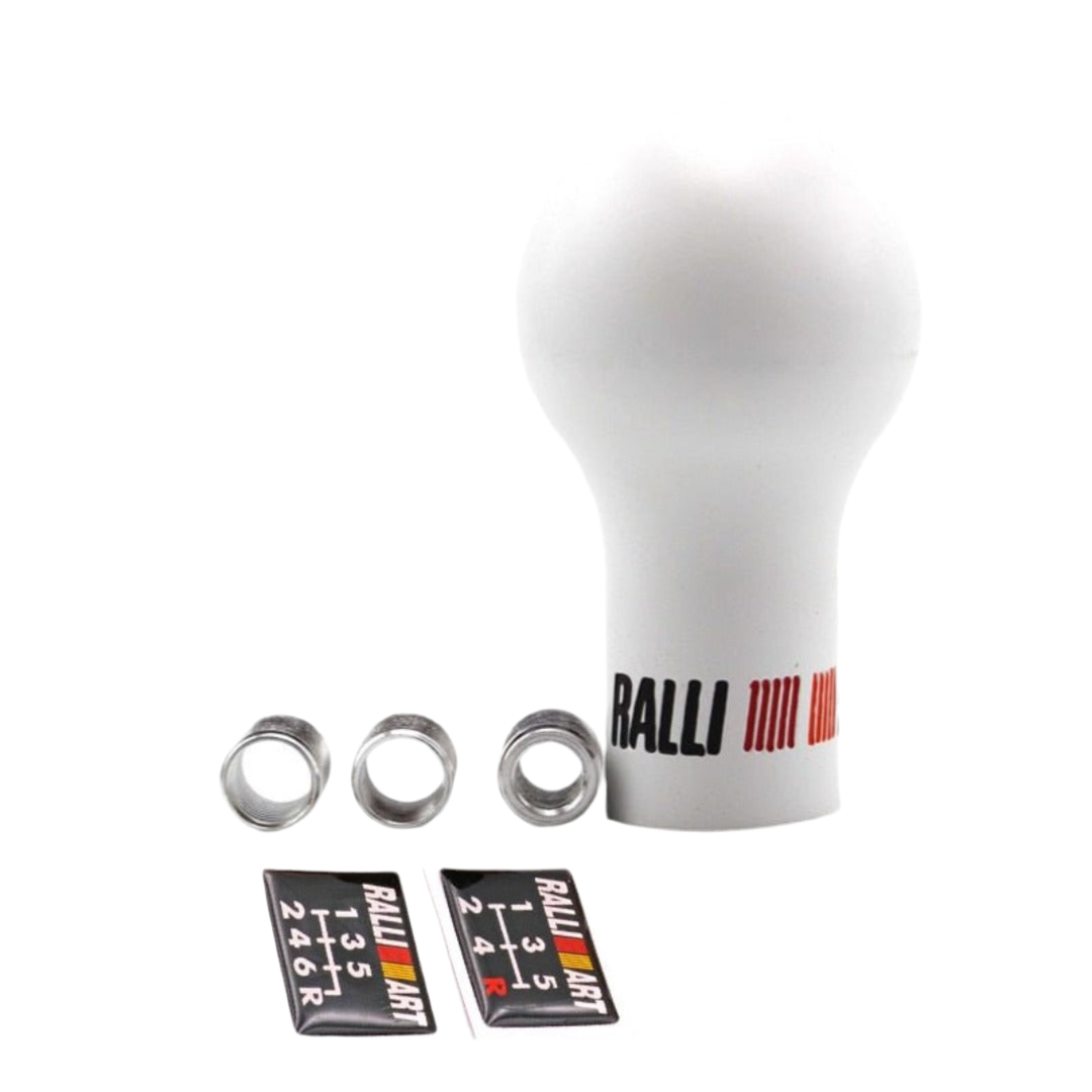 Pommeau de vitesse rallye de couleur blanc avec 3 adaptateurs.