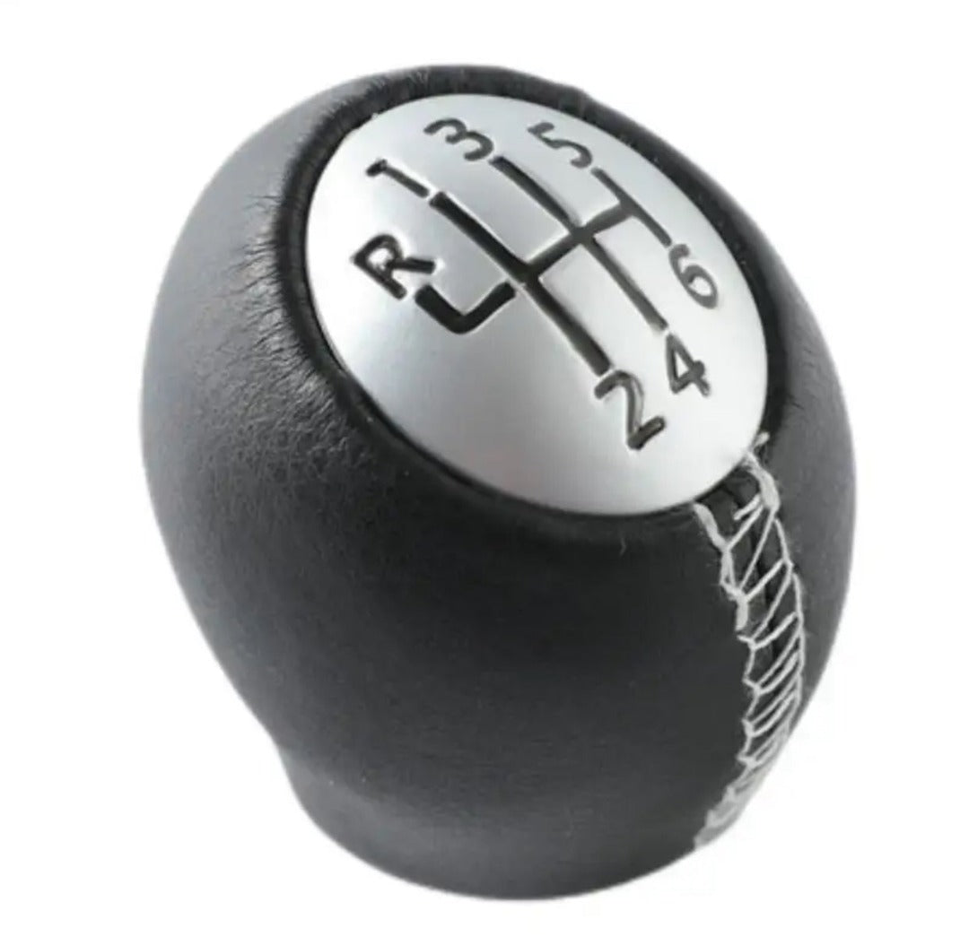 Pommeau de vitesse pour Clio 3 phase 2, de couleur noir avec couture blanche sur le pommeau. Pour boîte 6 vitesses.