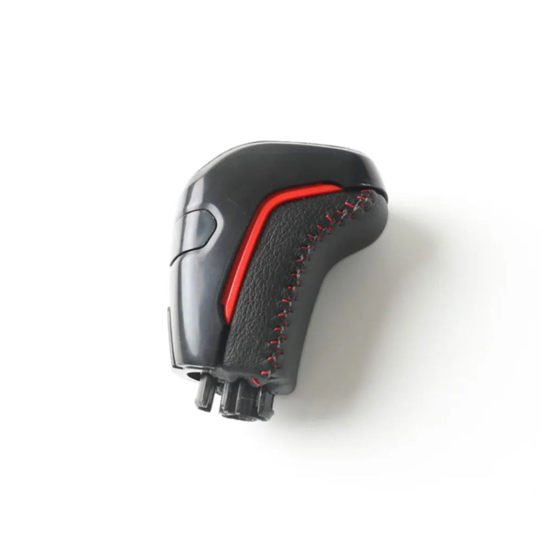 Pommeau levier de vitesse TRD PRO, de couleur noir avec détails rouge sur le coté du pommeau.