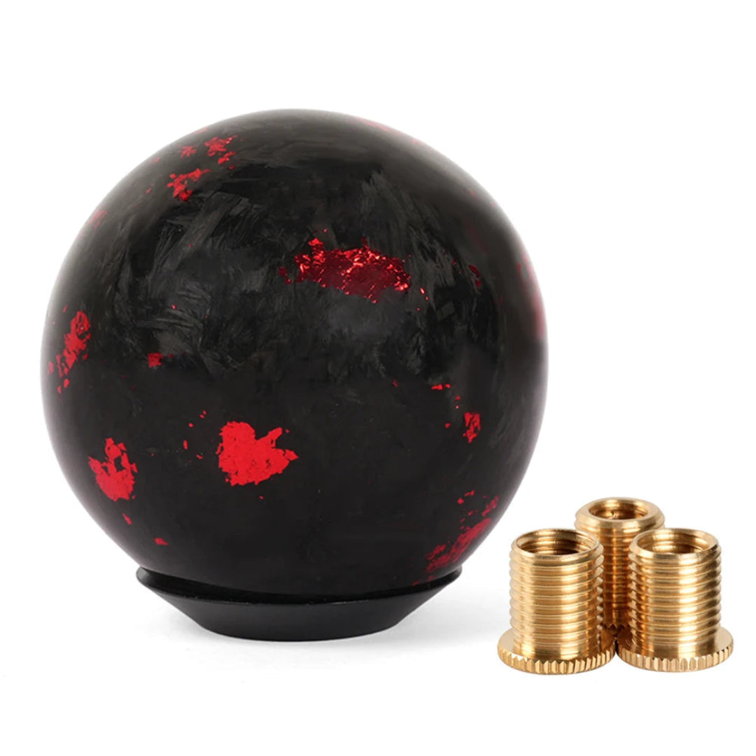 Pommeau de vitesse tuning en fibre forgée de couleur noir et rouge avec 3 adaptateurs.