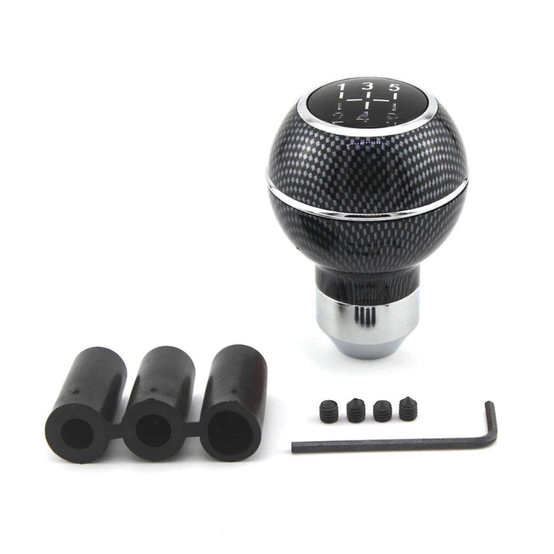 Pommeau de vitesse sport S1 de couleur carbone et chrome, avec 3 adaptateurs fournis avec le pommeau.