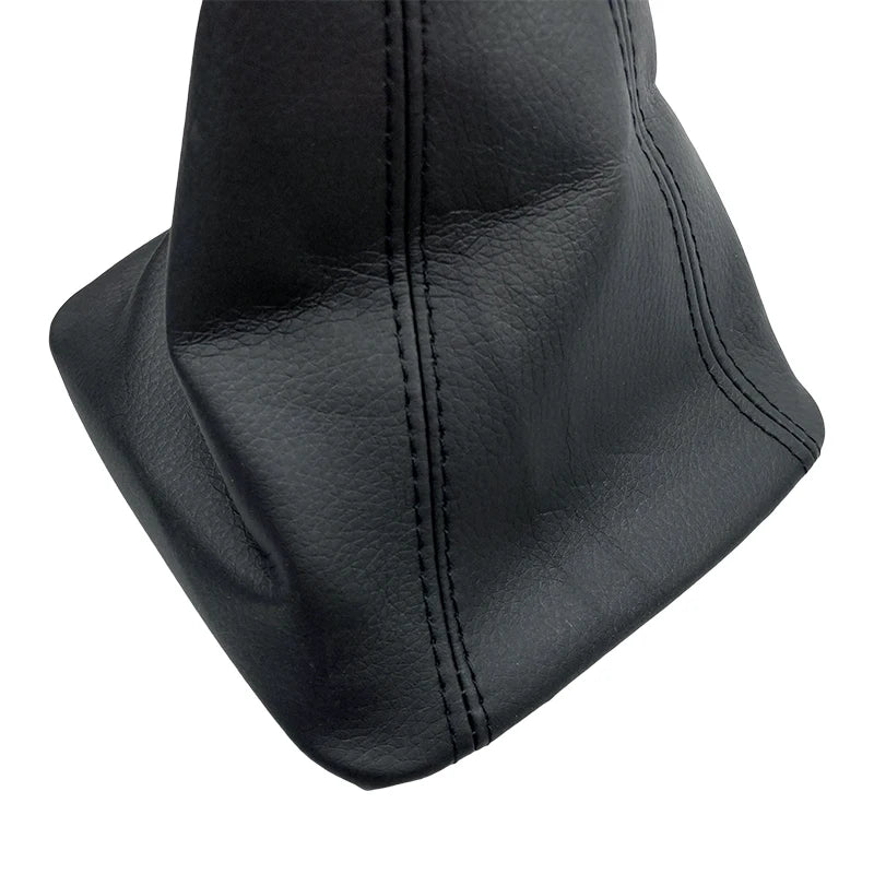 Soufflet de levier de vitesse de couleur noir.