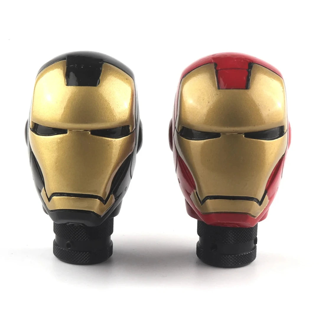 Vu sur les deux pommeaux leviers de vitesse original en forme de casque Iron Man.