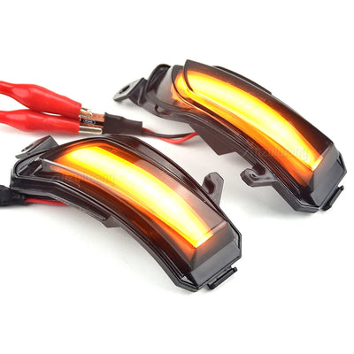 Clignotants de rétroviseur dynamiques Skoda fumés en séquence lumineuse, vue rapprochée des diodes ambre