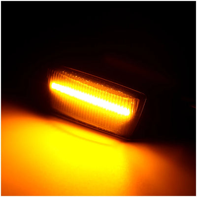 Répétiteur latéral dynamique fumé allumé en orange sur fond sombre, défilement lumineux visible