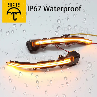 Deux clignotants de rétroviseur allumés en orange sur fond de gouttes d'eau, avec mention de protection IP67