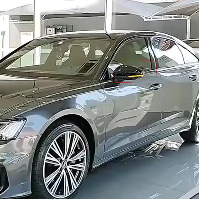 Rétroviseur Audi A6 vu de près, défilement du clignotant dynamique orange sur la coque