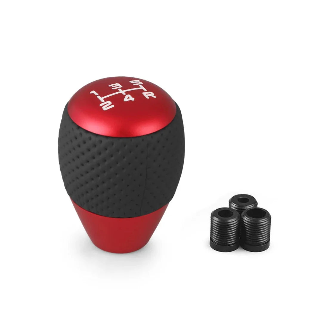 Pommeau de vitesse tuning universel de couleur rouge avec une partie adhérente pour la prise en main de couleur noir.