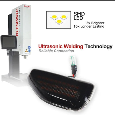 Répétiteur latéral Dacia fumé présenté avec une machine de soudure par ultrasons et des diodes SMD