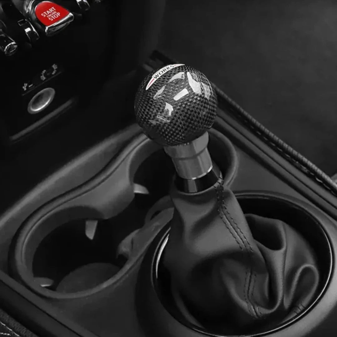 Visuel du pommeau de vitesse Mini Cooper couleur carbone installé.