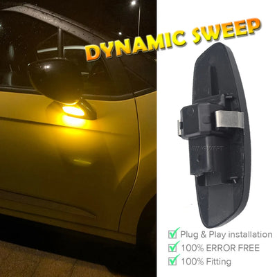 Répétiteur latéral dynamique allumé de nuit sur une carrosserie jaune, boîtier fumé visible