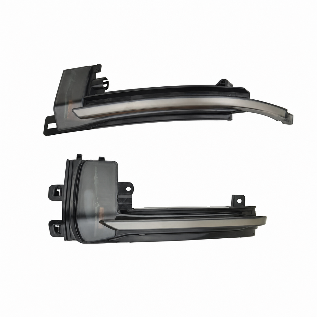 Deux clignotants dynamiques Audi A4 de versions différentes sur fond blanc