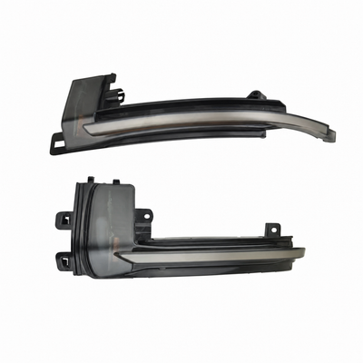 Deux clignotants dynamiques Audi A4 de versions différentes sur fond blanc