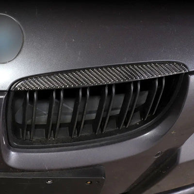 Baguette calandre carbone posée au-dessus du haricot gauche d'une BMW E90