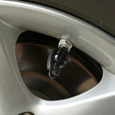 Bouchon de valve grenade noir monté sur la valve d'une jante