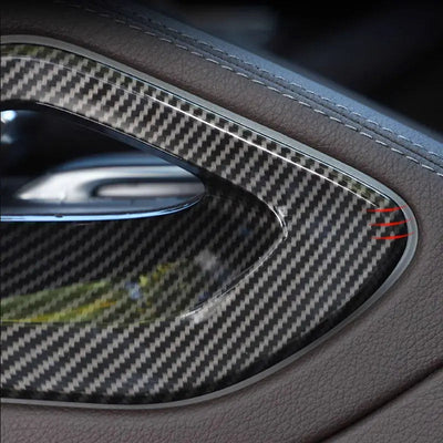 Cadre carbone posé autour de la poignée latérale de console d'un Mercedes GLE