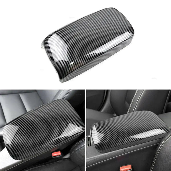 Cache console centrale carbone Mercedes Classe A W176 seul et posé sur l'accoudoir, vu sous deux angles