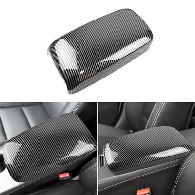 Cache console centrale carbone Mercedes Classe A W176 seul et posé sur l'accoudoir, vu sous deux angles