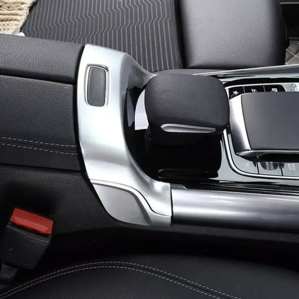 Cache console centrale argent monté autour du repose-main d'une Mercedes GLA H247
